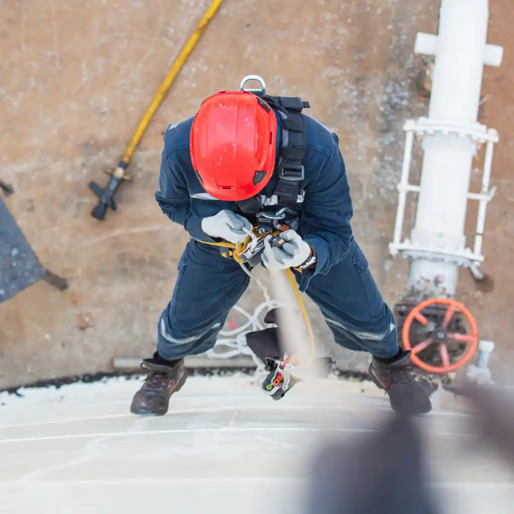 Técnico utilizando ponto de ancoragem em trabalho em altura conforme NR35